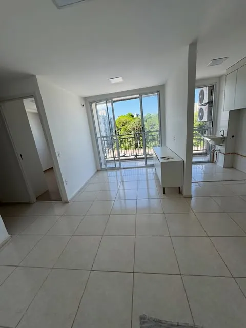 Varanda de apartamento com vista para área verde, foto real do Instagram da Any Ribeiro