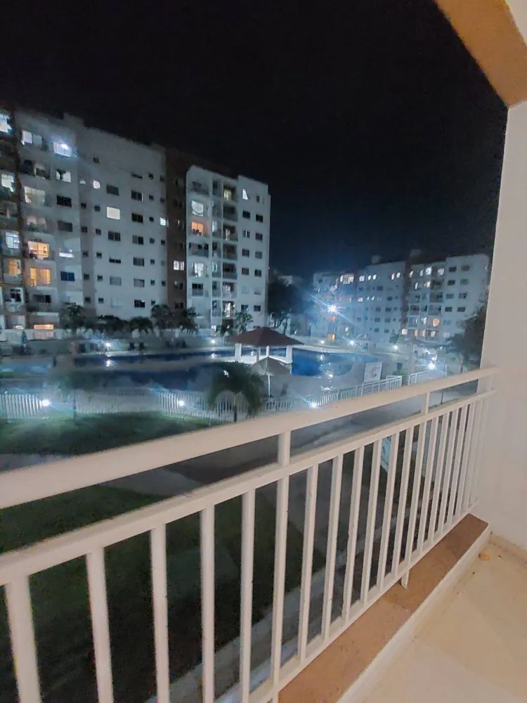 Varanda de apartamento no Parque 10 com vista para o condomínio à noite