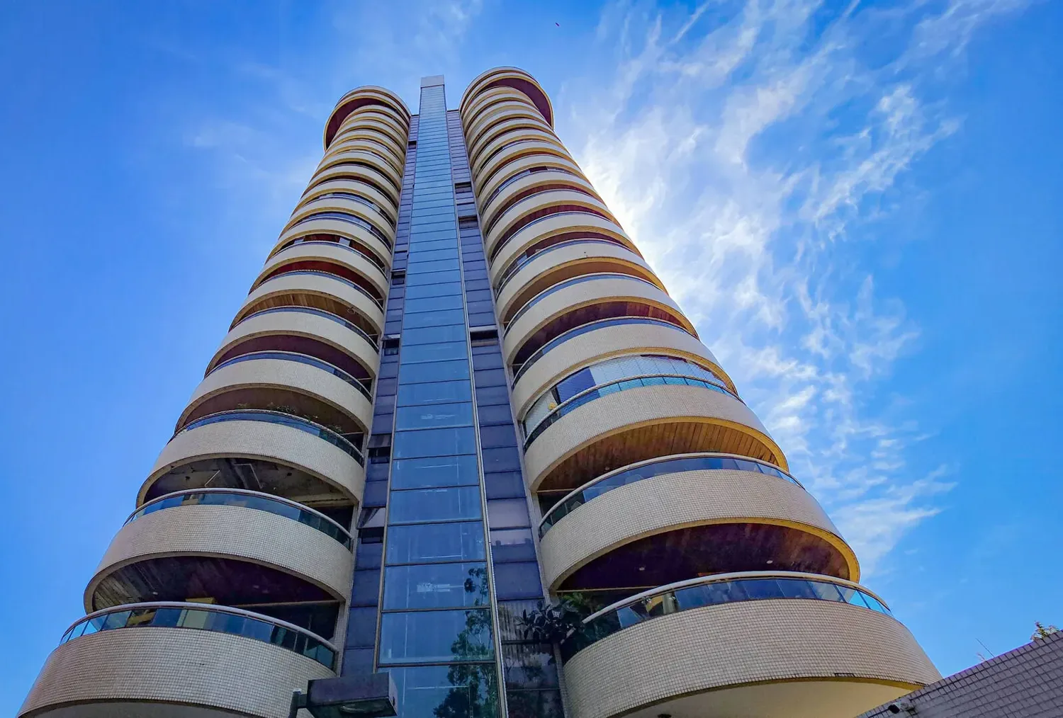 Torres do condomínio Estilo Ponta Negra, em Manaus, vistas do térreo em recorte vertical