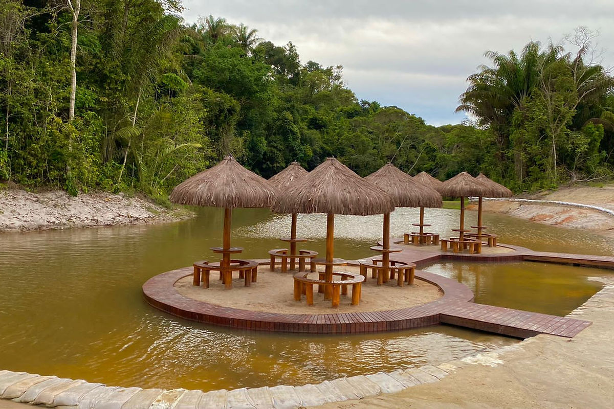 Quiosques sobre o lago do loteamento Rio Negro, da Kardex Incorporadora